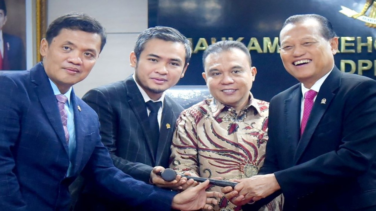 Wakil Ketua DPR RI Sufmi Dasco Ahmad melantik anggota Fraksi Partai Gerindra DPR RI Imron Amin sebagai Wakil Ketua Mahkamah Kehormatan Dewan (MKD) DPR RI. (Istimewa)