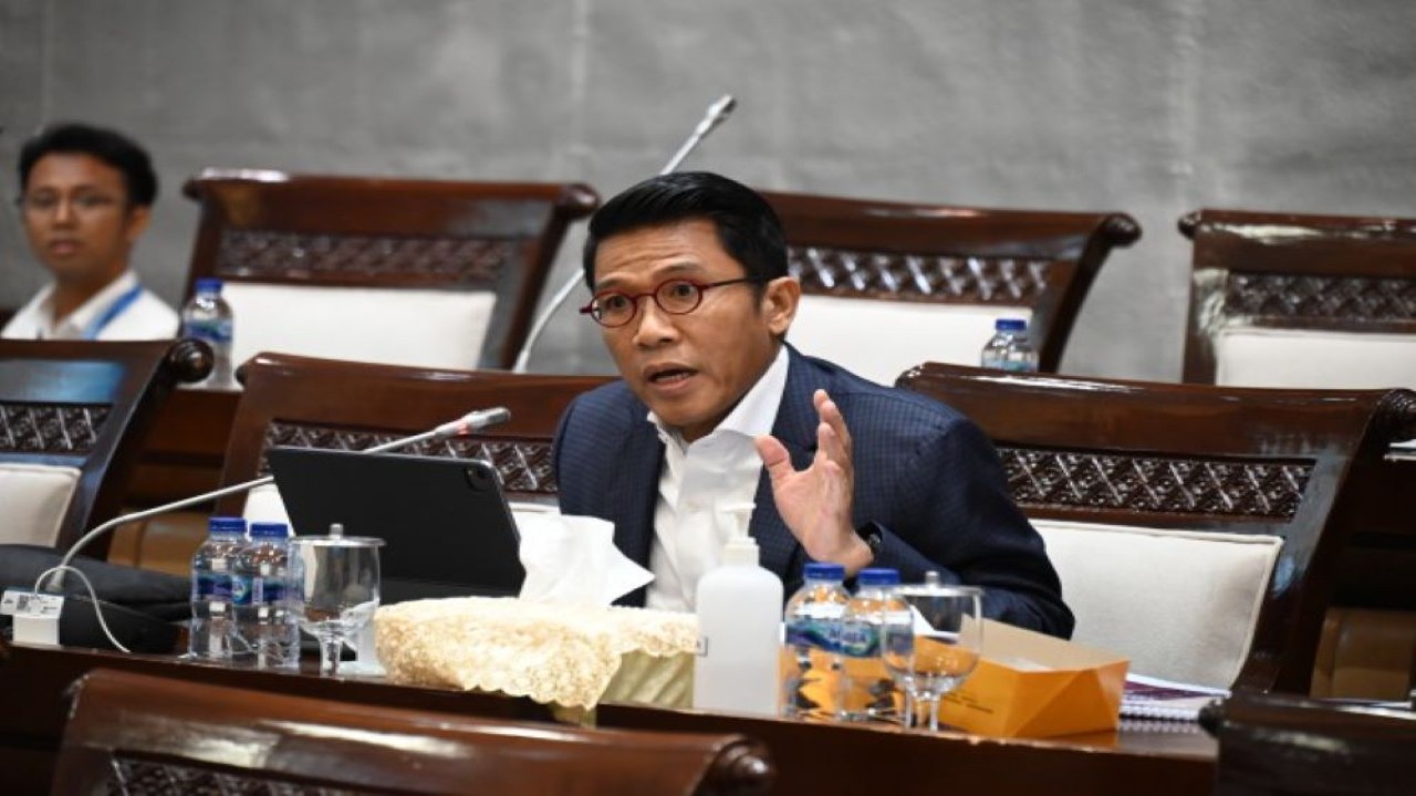 Anggota Komisi XI DPR RI Mukhamad Misbakhun saat fit and proper test calon DK OJK di Kompleks Parlemen, Jakarta, Senin (10/7/2023). (Farhan/nr)