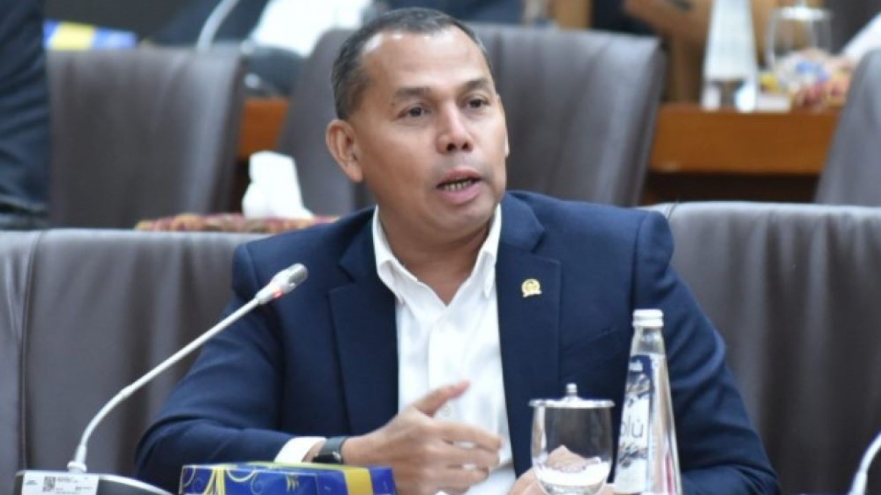 Anggota Komisi VI DPR RI Muslim saat mengikuti Rapat Dengar Pendapat dengan Pos Indonesia terkait penanganan logistik Pemilu 2024, di Gedung Nusantara I, Senayan, Jakarta, Selasa (11/7/2023). (Oji/nr)