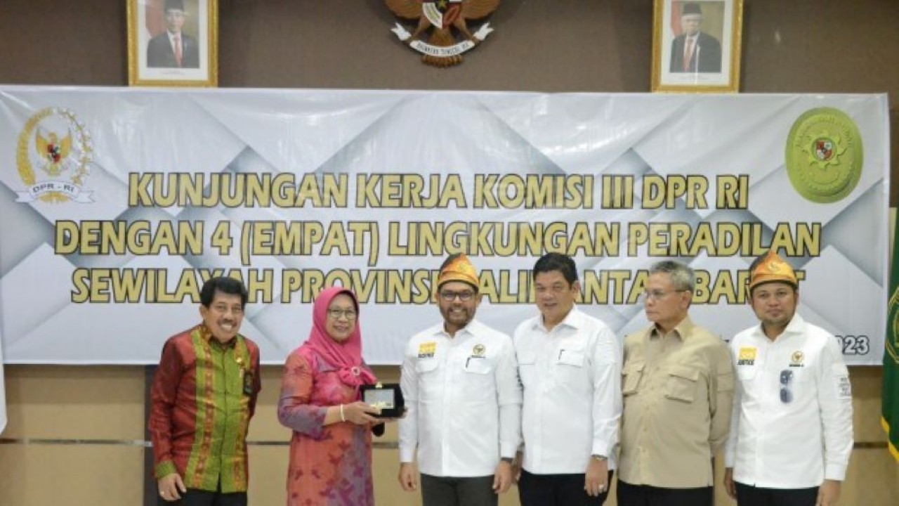 Anggota Komisi III DPR RI Nasir Djamil saat bertukar cenderamata usai melakukan Kunjungan Kerja Reses Komisi III di Pontianak ,Kalimantan Barat, Jumat (14/7/2023). (Aaron/nr)