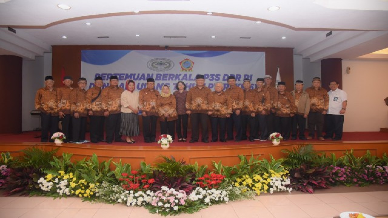 Ketua P3S (Persatuan Pensiunan Pegawai Setjen) DPR RI, Slamet Sutarsono foto bersama usai pertemuan berkala P3S sekaligus memperingati HUT PWRI ke-61 tahun, di Gedung serba guna Masjid Baiturrahman DPR RI, Senayan, Jakarta, Rabu (26/7/2023). Foto : Runi/Man