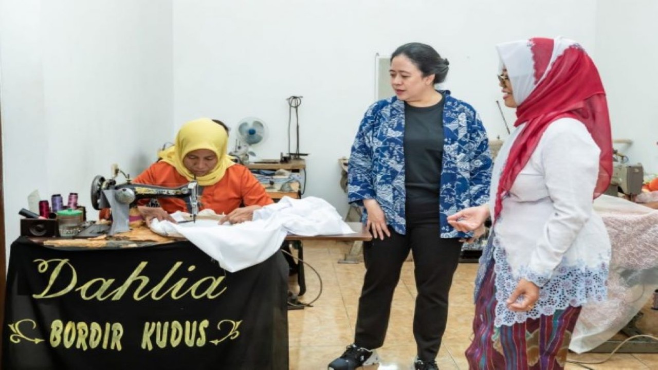 Ketua DPR RI Dr. (H.C) Puan Maharani saat mengunjungi UMKM produk kain bordir tradisional khas Kabupaten Kudus. Dia mendatangi gerai Dahlia Bordir Kudus yang berada di Peganjaran, Kecamatan Bae, Kabupaten Kudus, Selasa (25/7/2023). (Eno/Man)