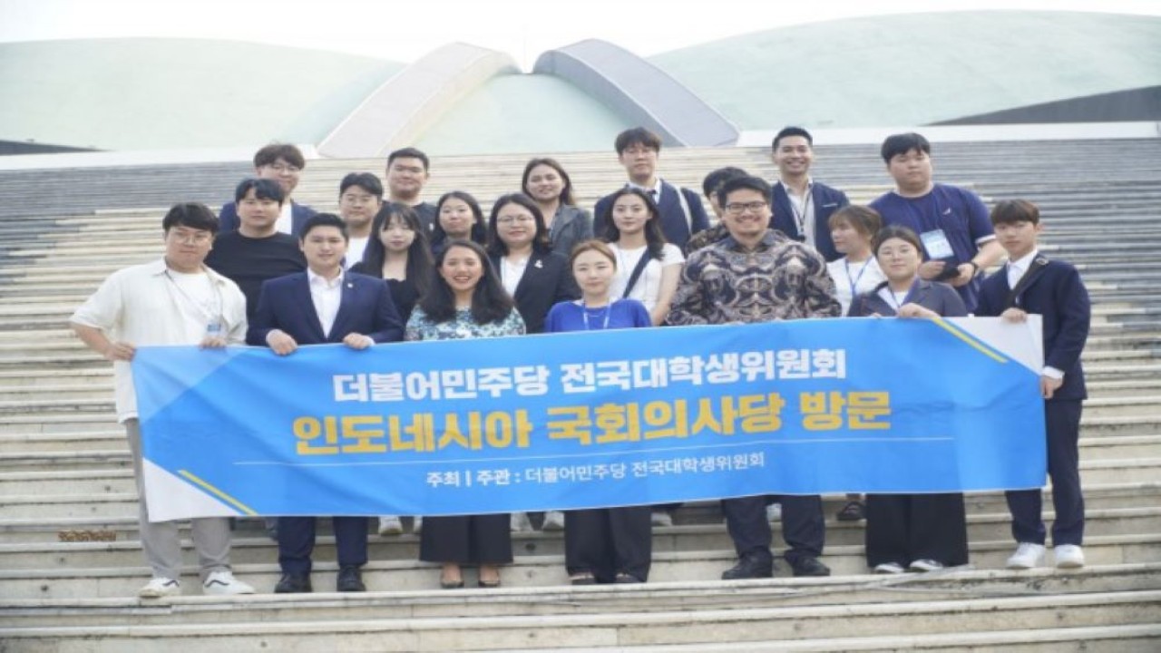 Ketua KPPI Puteri Komarudin saat foto bersama usai menerima kunjungan dari 25 delegasi politisi muda Korea Selatan di Senayan, Jakarta. (Ist/nr)