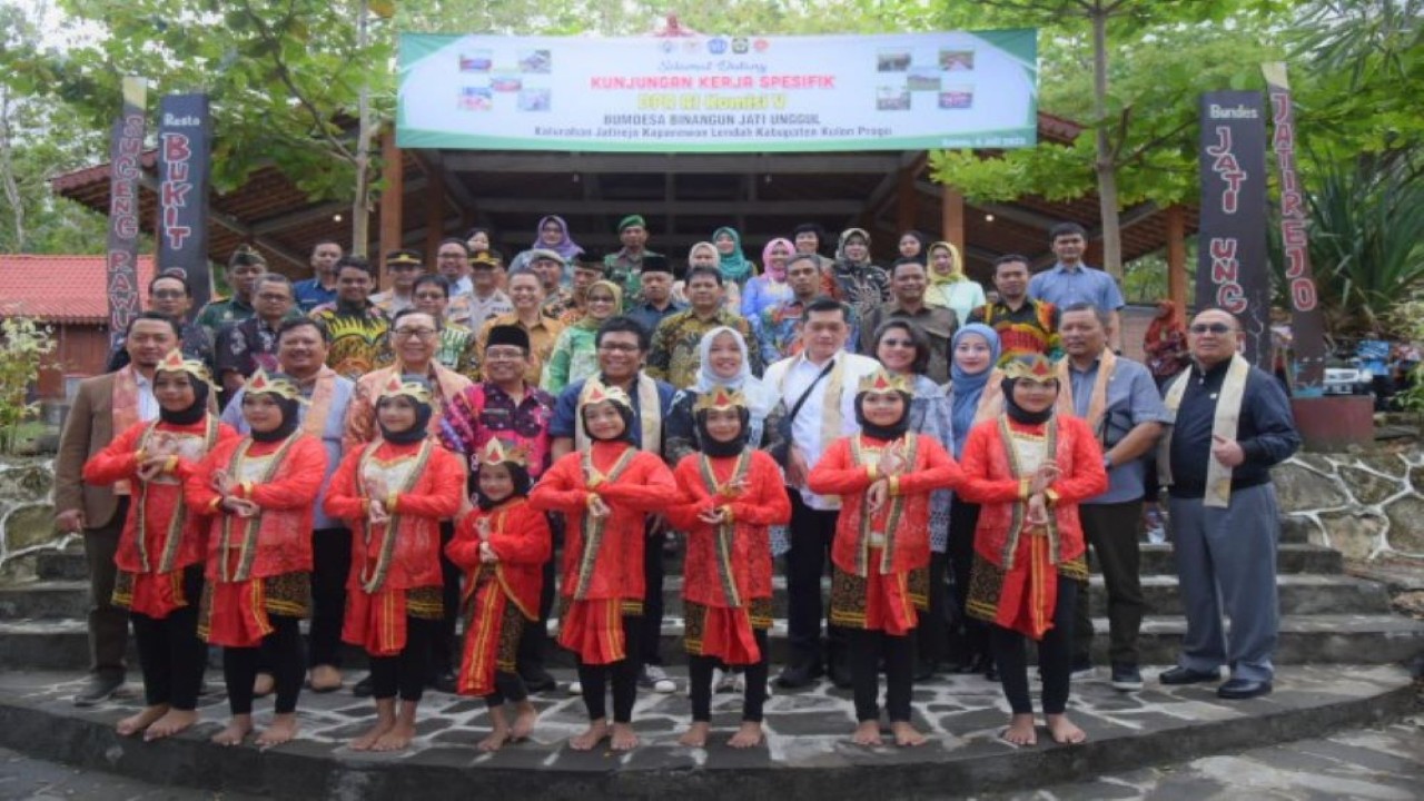 Wakil Ketua Komisi V DPR RI Ridwan Bae saat foto bersama usai melakukan pertemuan dengan jajaran terkait di Kelurahan Jatirejo, Kapanewon Lendah, Kulon Progo, D.I. Yogyakarta, Kamis (6/7/2023). (Runi/nr)