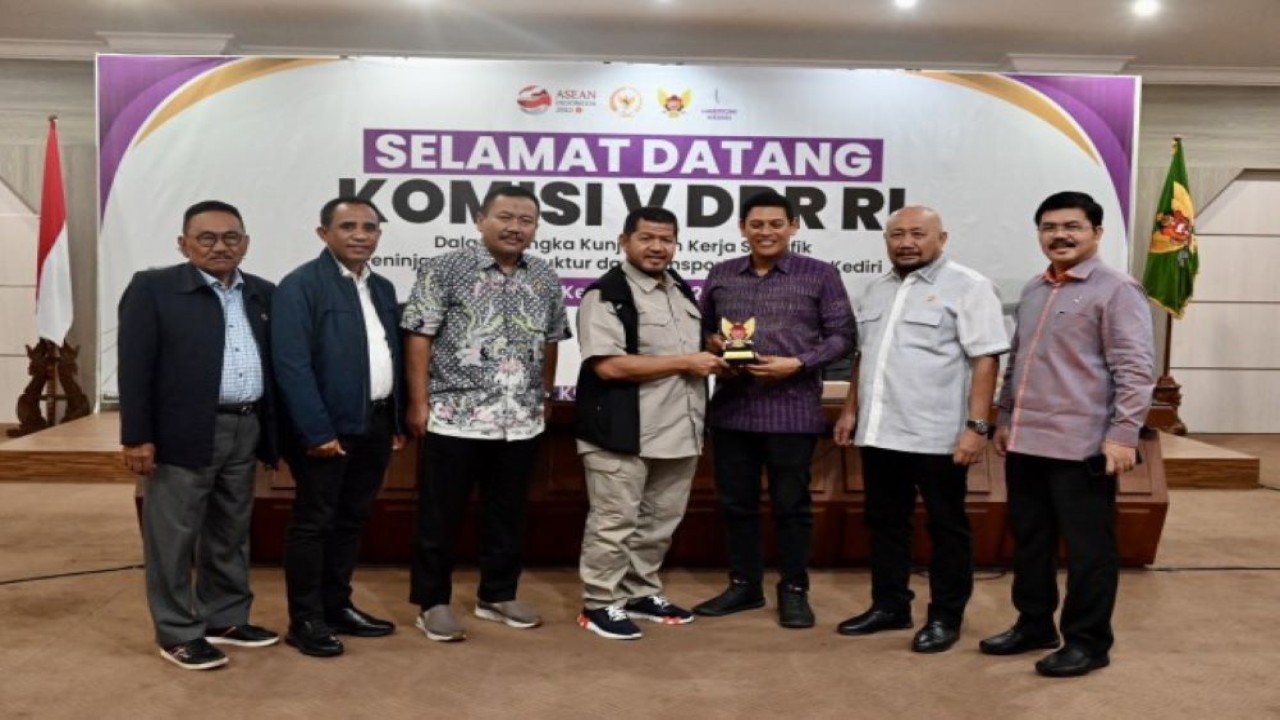 Wakil Ketua Komisi V DPR RI Roberth Rouw saat bertukar cenderamata usai memimpin Kunjungan Kerja Spesifik (Kunspik) Komisi V DPR RI ke Kota Kediri, Selasa (6/7/23). (Ubed/nr)