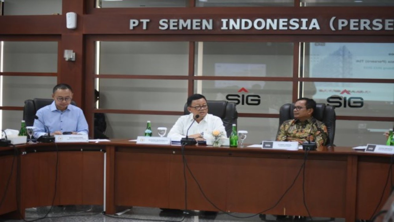 Ketua Komisi VII DPR RI Sugeng Suparwoto saat memimpin Tim Kunjungan Kerja Komisi VII ke PT Semen Indonesia di Gresik, Jawa Timur, Jumat (14/7/2023). (Devi/Man)