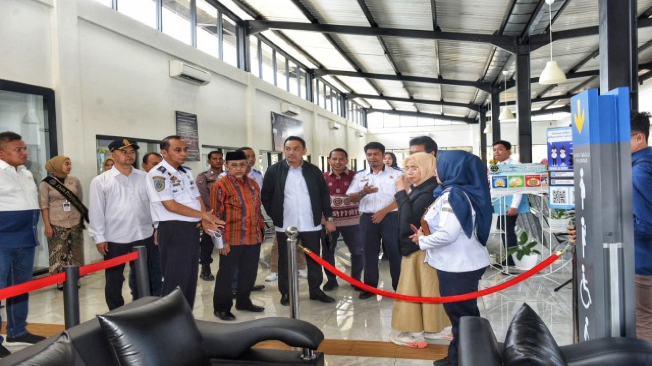 Anggota Komisi V DPR RI Toriq Hidayat saat meninjau terminal tipe A yaitu Terminal Guntur di Garut dalam rangka kunjungan kerja spesifik komisi V DPR RI, Selasa (11/7/2023). Foto: Mentari/nr