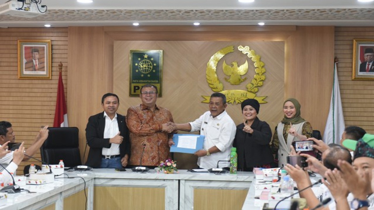 Wakil Ketua Banggar DPR RI Cucun Ahmad Syamsurijal saat menerima audiensi dari Asosiasi Pemerintah Desa Seluruh Indonesia (APDESI) di Gedung Nusantara I, Senayan, Jakarta, Rabu (5/7/2023). Foto: Mentari/nr