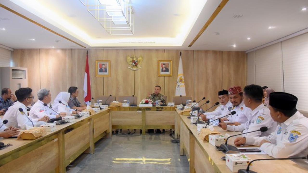 Wakil Ketua DPR RI Sufmi Dasco Ahmad saat menerima perwakilan Apdesi di ruang rapat Gedung Nusantara III, Komplek Parlemen, Jakarta, Rabu (5/7/2023). Foto: Runi/nr