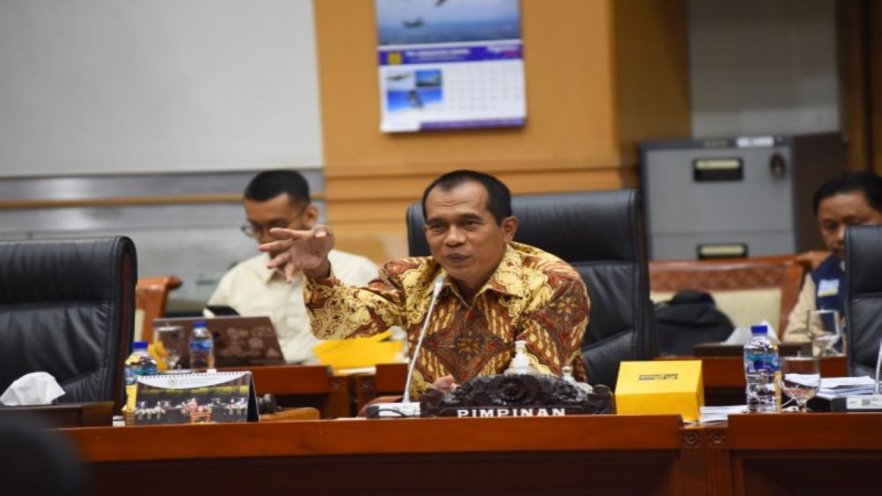 Wakil Ketua Komisi I DPR RI Abdul Kharis Almasyhari saat memimpin Rapat Dengar Pendapat Komisi I DPR dengan KPAI, ADTI, IDEA, LKHT, UI dan P2R Media di Gedung Nusantara I, Senayan, Jakarta, Rabu (23/8/2023). (Mentari/nr)