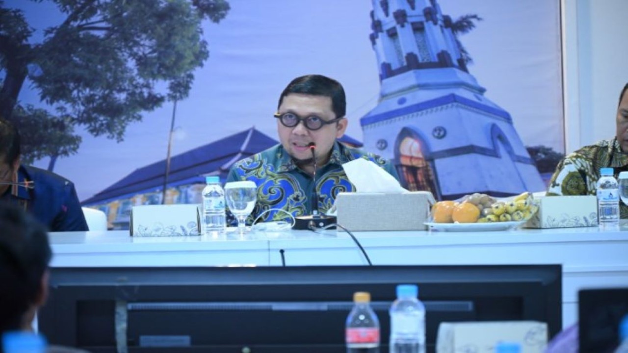 Ketua Komisi II DPR Ahmad Doli Kurnia Tandjung saat memimpin pertemuan Kunjungan Kerja Spesifik guna memantau perkembangan terkini persiapan pelaksanaan Pemilu 2024 di Kota Solo, Provinsi Jawa Tengah, Kamis (24/8/2023). (Saum/nr)