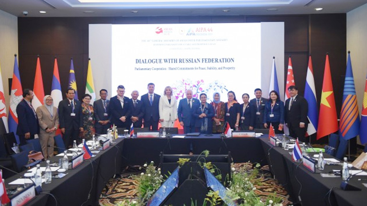 Anggota BKSAP DPR RI Agustina Wilujeng Pramesti saat foto bersama usai memimpin pertemuan dengan Parlemen Rusia selaku observer dalam Sidang Umum AIPA ke-44 di Jakarta. Foto: Jaka/nr