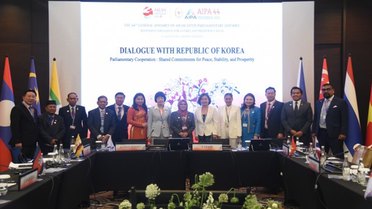 Anggota BKSAP DPR RI Emma Ummiyatul Chusnah saat foto bersama usai pertemuan dengan Parlemen Korea Selatan selaku negara observer Sidang Umum ke-44 AIPA di Jakarta, Selasa (8/8/2023). Foto: Arief/nr