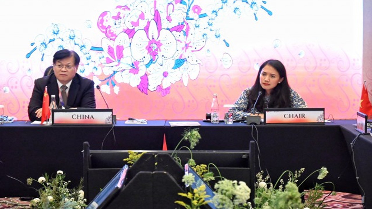 Anggota BKSAP DPR RI Puteri Anetta Komarudin saat memimpin dialog antara delegasi AIPA dengan delegasi Parlemen Republik Rakyat Tiongkok (China) selaku negara observer di Sidang Umum AIPA ke-44, Selasa (7/8/2023). Foto: Mentari/nr