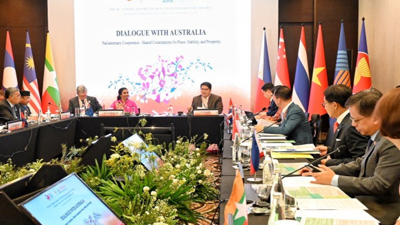 Anggota BKSAP DPR RI, Ravindra Airlangga saat memimpin Dialog anggota AIPA dengan parlemen Australia, dalam rangkaian acara sidang umum ke-44 AIPA di Jakarta, Selasa (8/8/2023). Foto: Mentari/nr