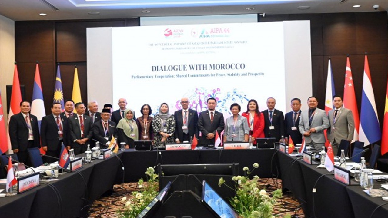 Anggota BKSAP DPR RI Syahrul Aidi Ma’azat saat foto bersama usai memimpin dialog antara delegasi AIPA dengan delegasi Parlemen Maroko selaku negara observer Sidang Umum ke-44 AIPA, Selasa (7/8/2023). Foto: Mentari/nr