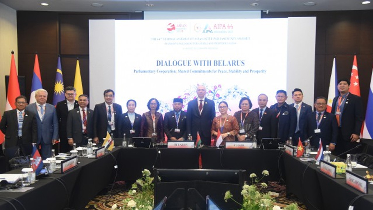 Anggota BKSAP DPR RI Vanda Sarundajang saat foto bersama usai memimpin dialog antara delegasi AIPA dengan delegasi Parlemen Belarus selaku negara observer SIUM AIPA ke-44 di Fairmont, Senayan, Jakarta, Rabu (8/8/2023). Foto: Arief/nr