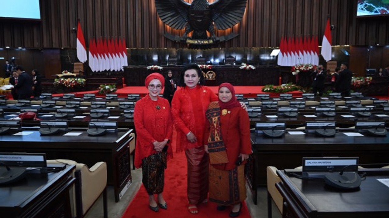 Anggota Komisi VIII DPR RI Selly Andriany Gantina (kiri) sesaat sebelum mengikuti Sidang Tahunan MPR, Sidang Bersama DPR RI dan DPD RI serta pidato Kenegaraan Presiden RI dalam HUT ke-78 Kemerdekaan RI, Rabu (16/8/2023). Foto: Kresno/nr