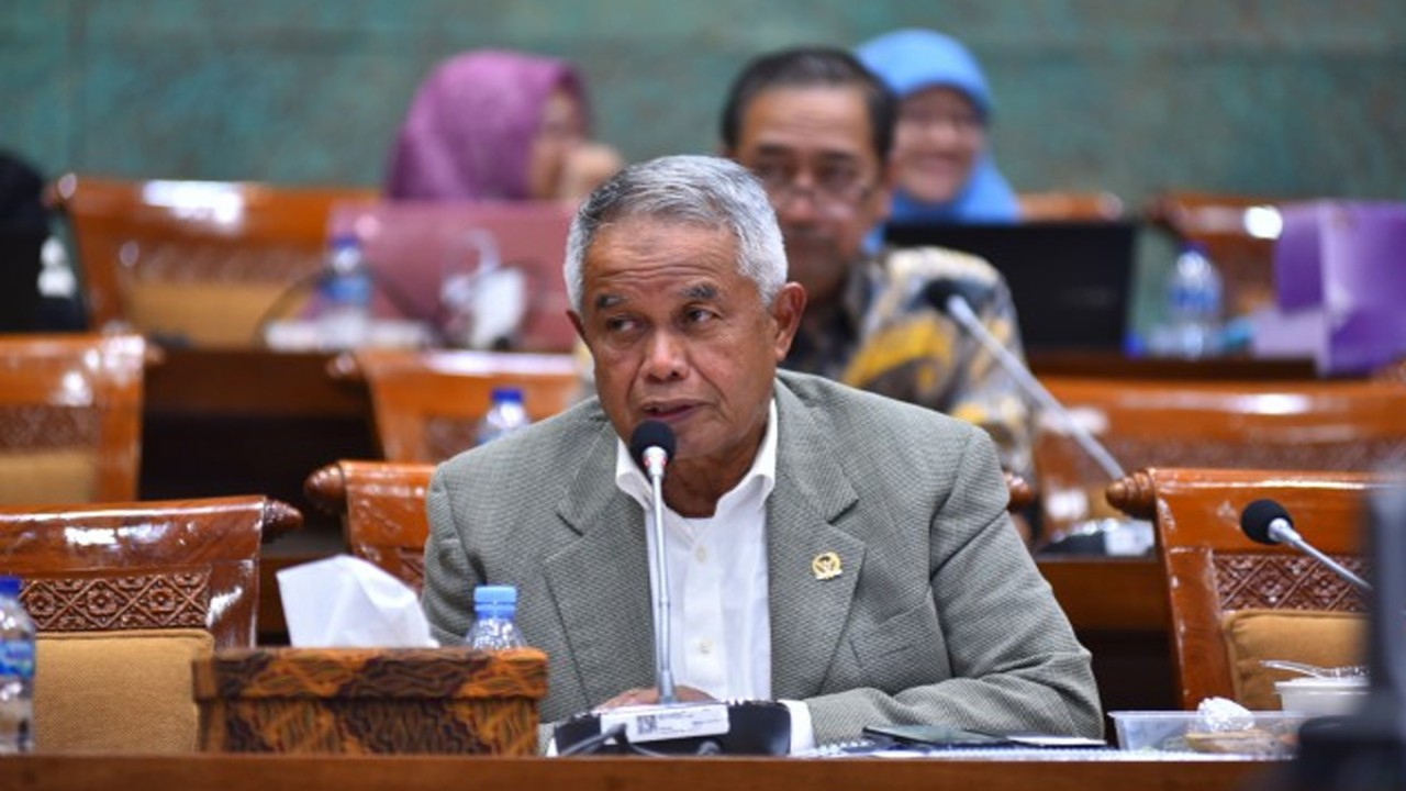 Anggota Komisi X DPR RI Djohar Arifin Husin saat mengikuti Rapat Kerja Komisi X dengan Menteri Pemuda dan Olahraga Dito Ariotedjo di Gedung Nusantara I, DPR RI, Senayan, Jakarta, Rabu (30/8/2023). Foto: Kresno/nr