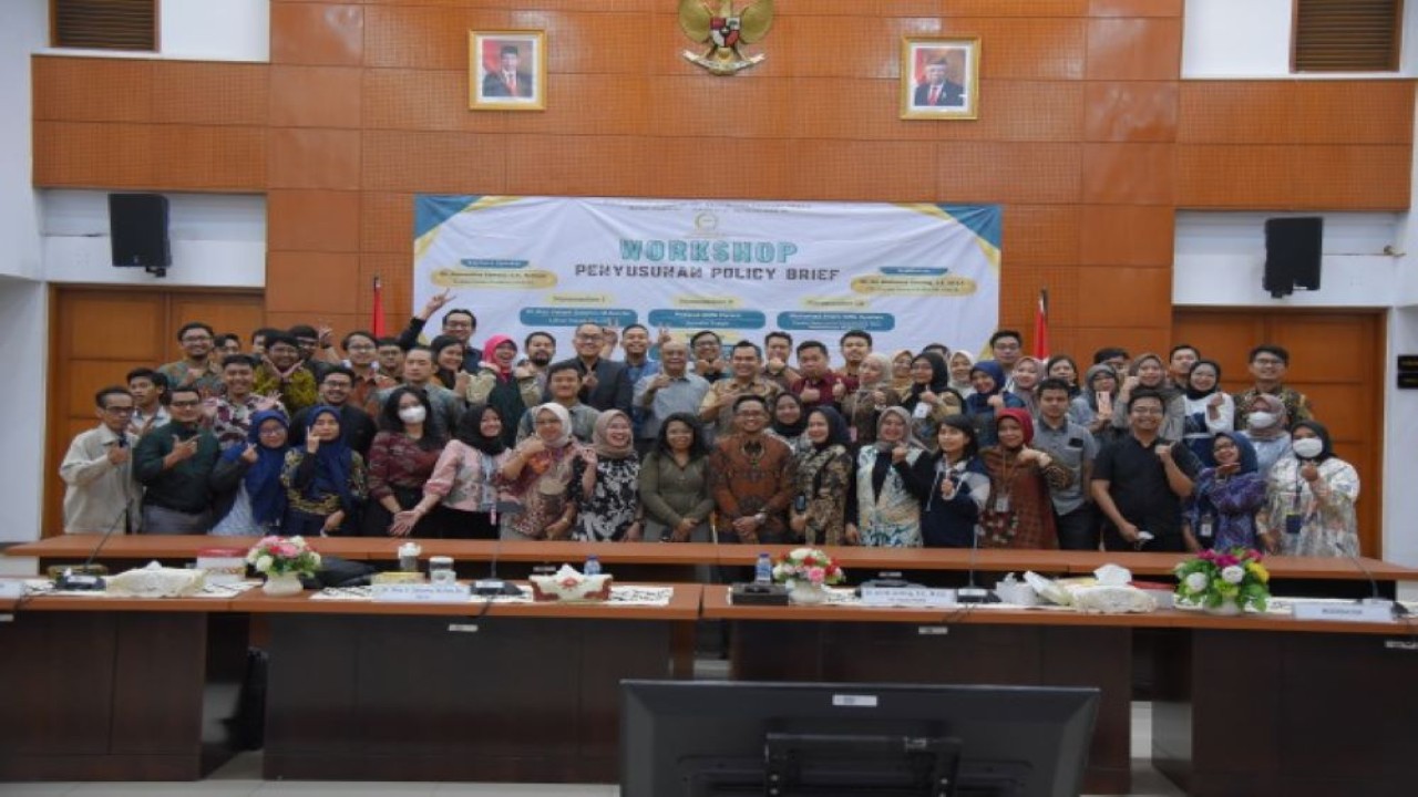 Plh. Kepala Pusat PA3KN DPR RI Ari Mulianta Ginting saat foto bersama usai workshop penulisan policy brief, di Wisma Griya Sabha DPR RI, Kopo, Cisarua, Bogor, Rabu (9/8/2023). (Kiki/nr)