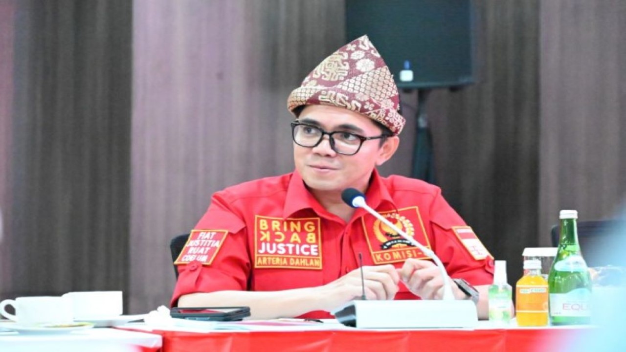 Anggota Komisi III DPR Arteria Dahlan saat mengikuti pertemuan Tim Kunjungan Kerja Reses Komisi III DPR RI ke Kota Palembang, Sumatera Selatan, Kamis (10/8/2023). (Saum/nr)