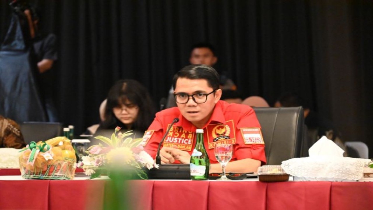 Anggota Komisi III DPR RI Arteria Dahlan saat mengikuti Kunjungan Kerja Reses Komisi III DPR RI ke Kota Palembang, Sumatera Selatan, Kamis (10/8/2023). (Saum/Man)