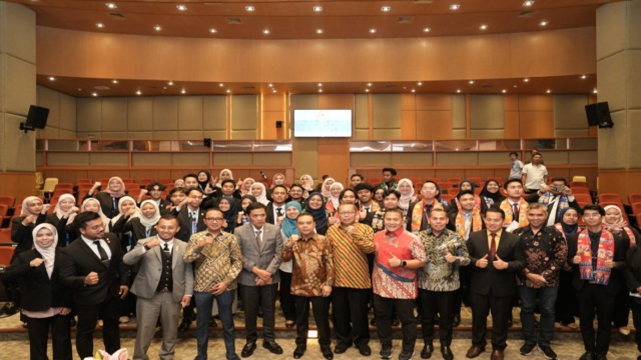 Wakil Ketua DPR RI Sufmi Dasco Ahmad menerima kunjungan Delegasi Pemimpin Mahasiswa Malaysia, di ruang Abdul Muis Gedung Nusantara, Senayan, Jakarta, Jumat (25/8/2023). Foto : Yoga/Man