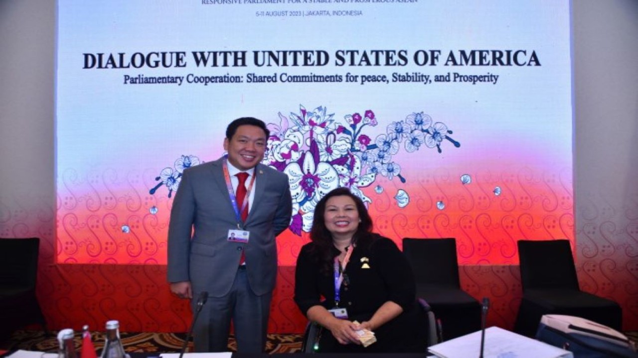 Anggota BKSAP DPR RI Charles Honoris (kiri) usai memimpin dialog antara parlemen anggota AIPA dengan delegasi Kongres Amerika Serikat (AS) yang dipimpin Senator Tammy Duckworth di Jakarta. (Kresno/nr)