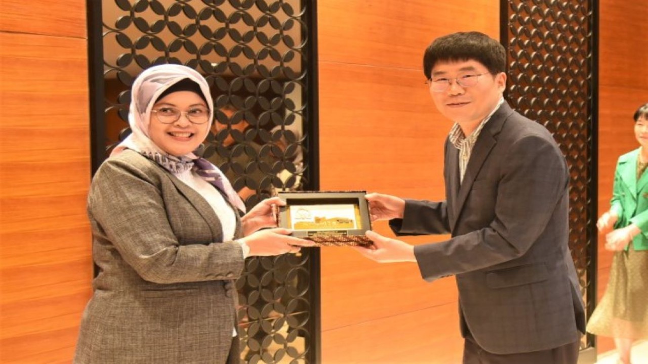 Kepala Biro Persidangan I Sekretariat Jenderal (Setjen) DPR RI Arini Wijayanti bertukar cinderamata usai menerima Courtesy Call of Delegation of Proceedings Division of National Assembly Republic of Korea di Gedung Nusantara III DPR RI, Senayan, Jakarta, Selasa (1/8/2023). (Devi/Man)