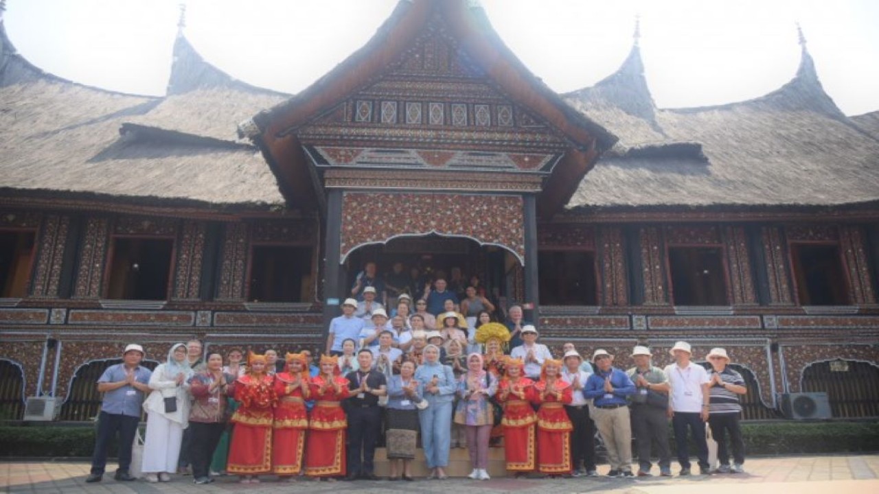 Anggota BKSAP DPR RI, Arzeti Bilbina dan Dewi Coryati bersama para delegasi AIPA berfoto bersama usai berkunjung mengelilingi ke 'Indonesia Kecil" yakni Taman Mini Indonesia (TMII), Kamis (10/8/2023). (Runi/nr)