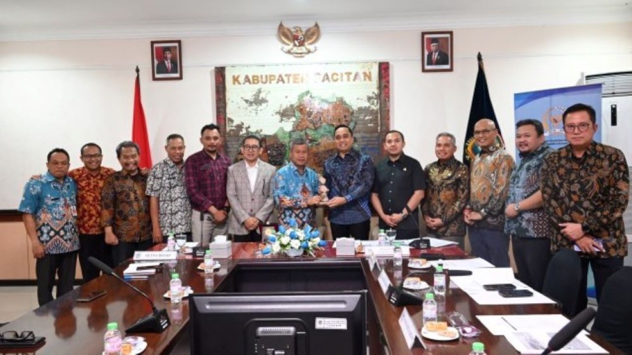 Wakil Ketua BKSAP DPR RI Putu Supadma Rudana saat bertukar cenderamata usai kegiatan BSKAP Day di Kabupaten Pacitan, Jawa Timur, Jumat (18/8/2023). (Galuh/nr)