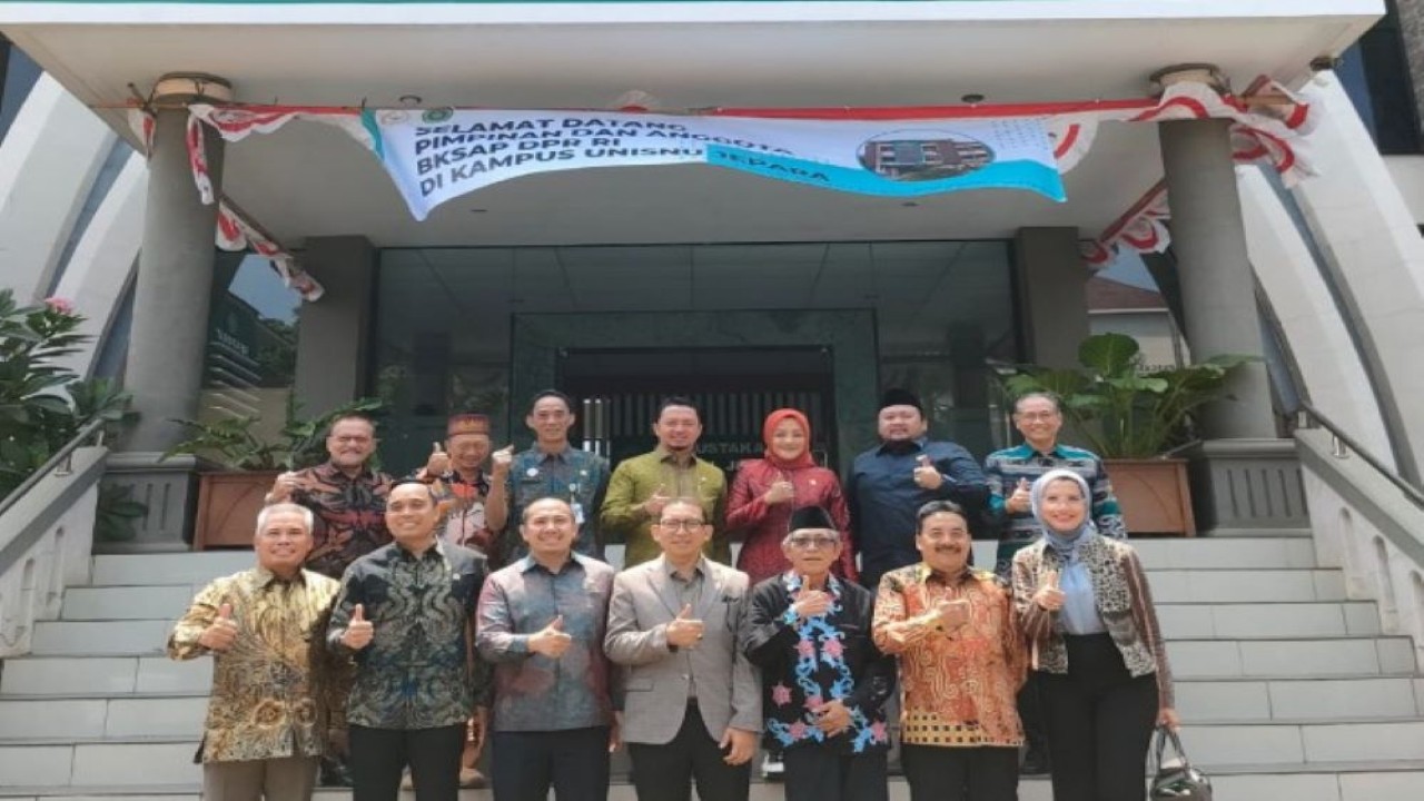 Wakil Ketua BKSAP DPR RI Gilang Dhiella Farrarez saat foto bersama usai memimpin BKSAP Day di Jepara, Jawa Tengah, Selasa (22/8/2023). (Ayu/nr)