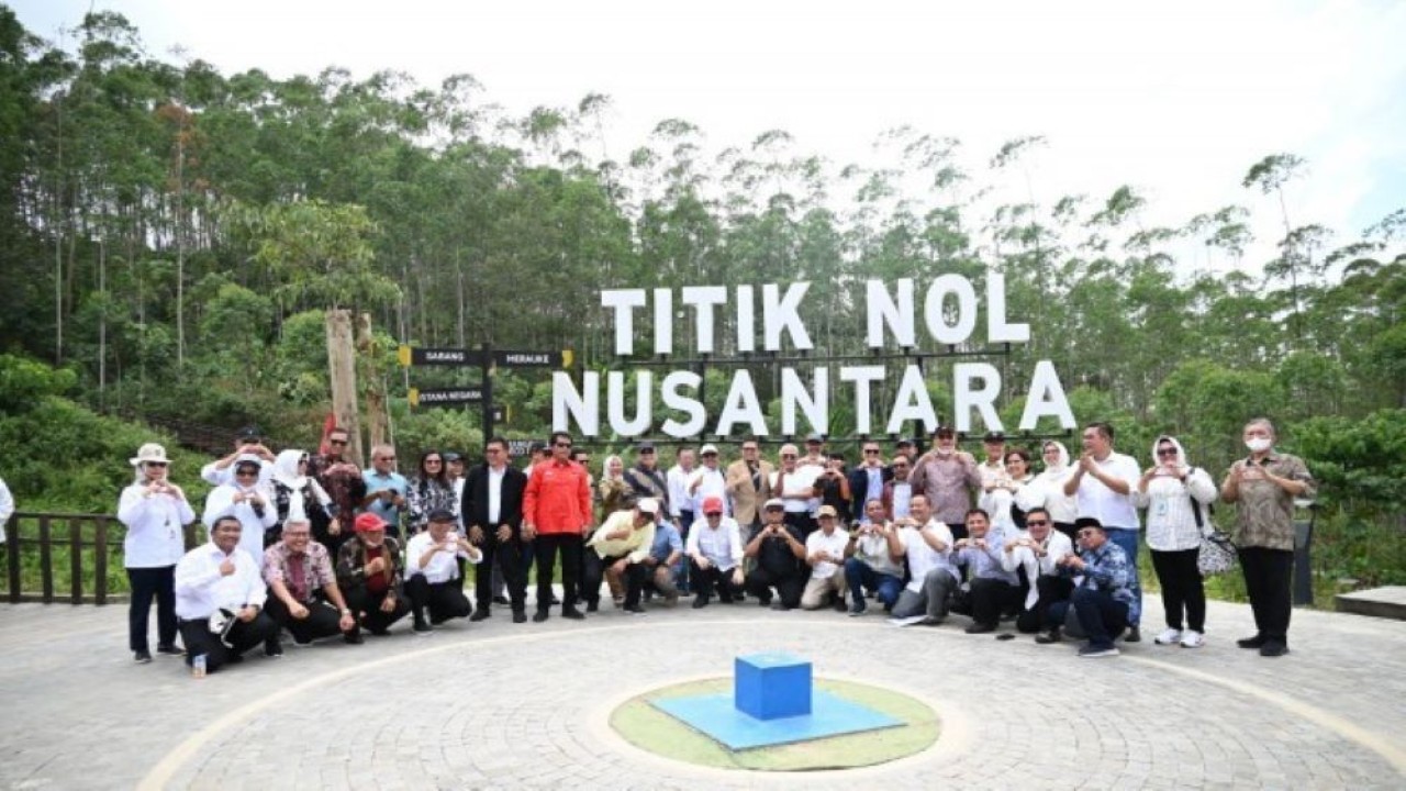 Ketua Komisi II Ahmad Doli Kurnia Tanjung beserta rombongan tim saat foto bersama usai Kunjungan Kerja Komisi II DPR RI di Ibu Kota Nusantara, Kalimantan Timur, Selasa (22/8/23). (Ubed/nr)