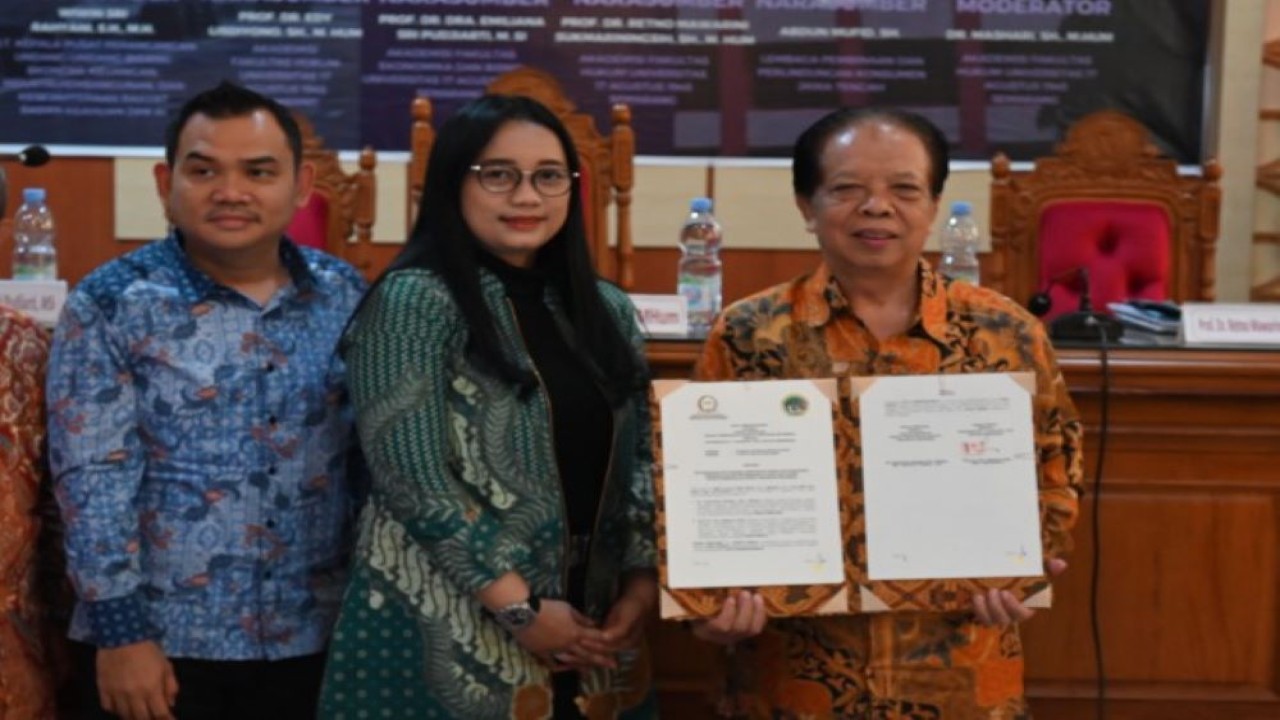 Plt. Kepala PUU Bidang Ekuinbangkesra Badan Keahlian DPR RI Wiwin Sri Rahyani (tengah) usai penandatanganan MoU dan Perjanjian Kerja Sama di Kampus Untag, Semarang, Jawa Tengah, Rabu (30/8/2023). (Rizki/nr)