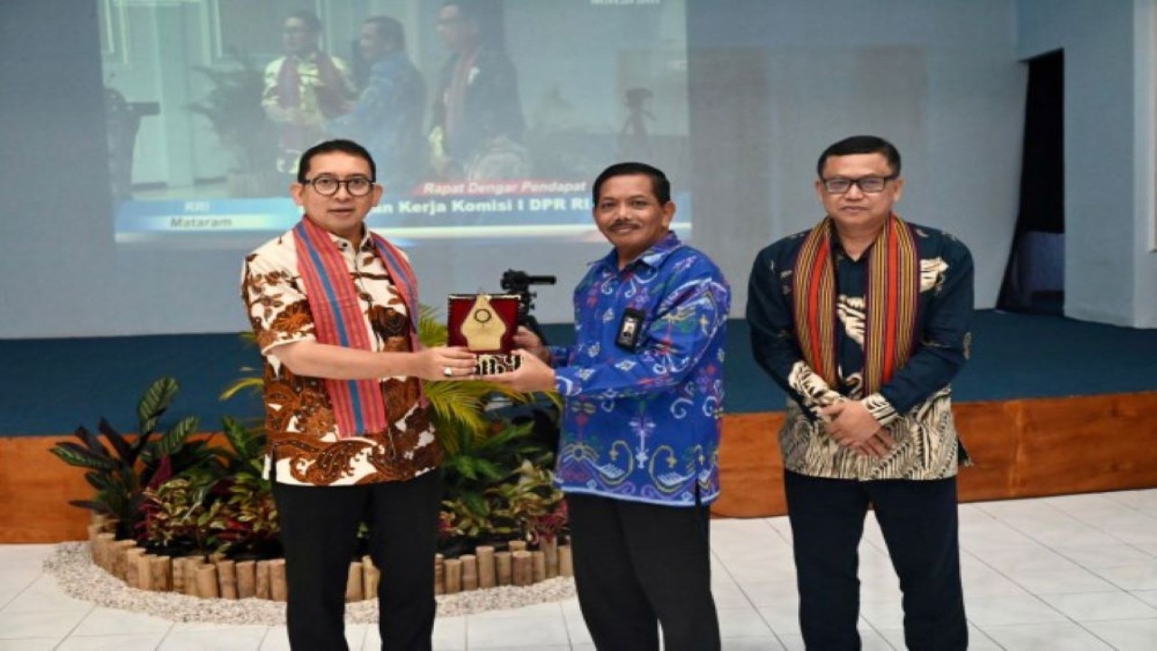 Ketua Tim Kunjungan Kerja Spesifik Komisi I DPR RI Fadli Zon saat bertukar cenderamata usai memimpin Kunspek Komisi I DPR RI ke LPP RRI Mataram, Nusa Tenggara Barat pada Kamis, (24/8/2023). (Bunga/nr)