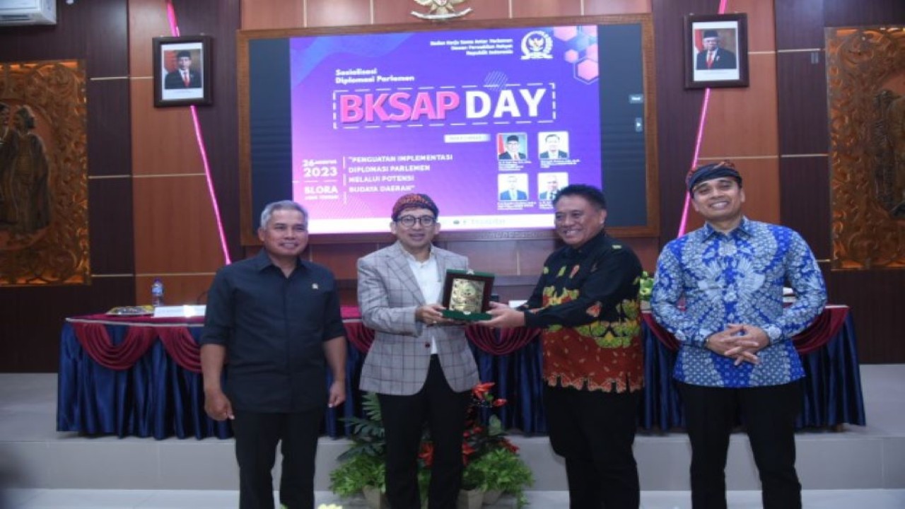 Ketua BKSAP DPR RI Fadli Zon saat bertukar cenderamata usai saat memimpin Kunjungan Kerja BKSAP DPR RI melalui BKSAP Day ke Kabupaten Blora, Jawa Tengah, Sabtu (26/8/2023). (Oji/nr)