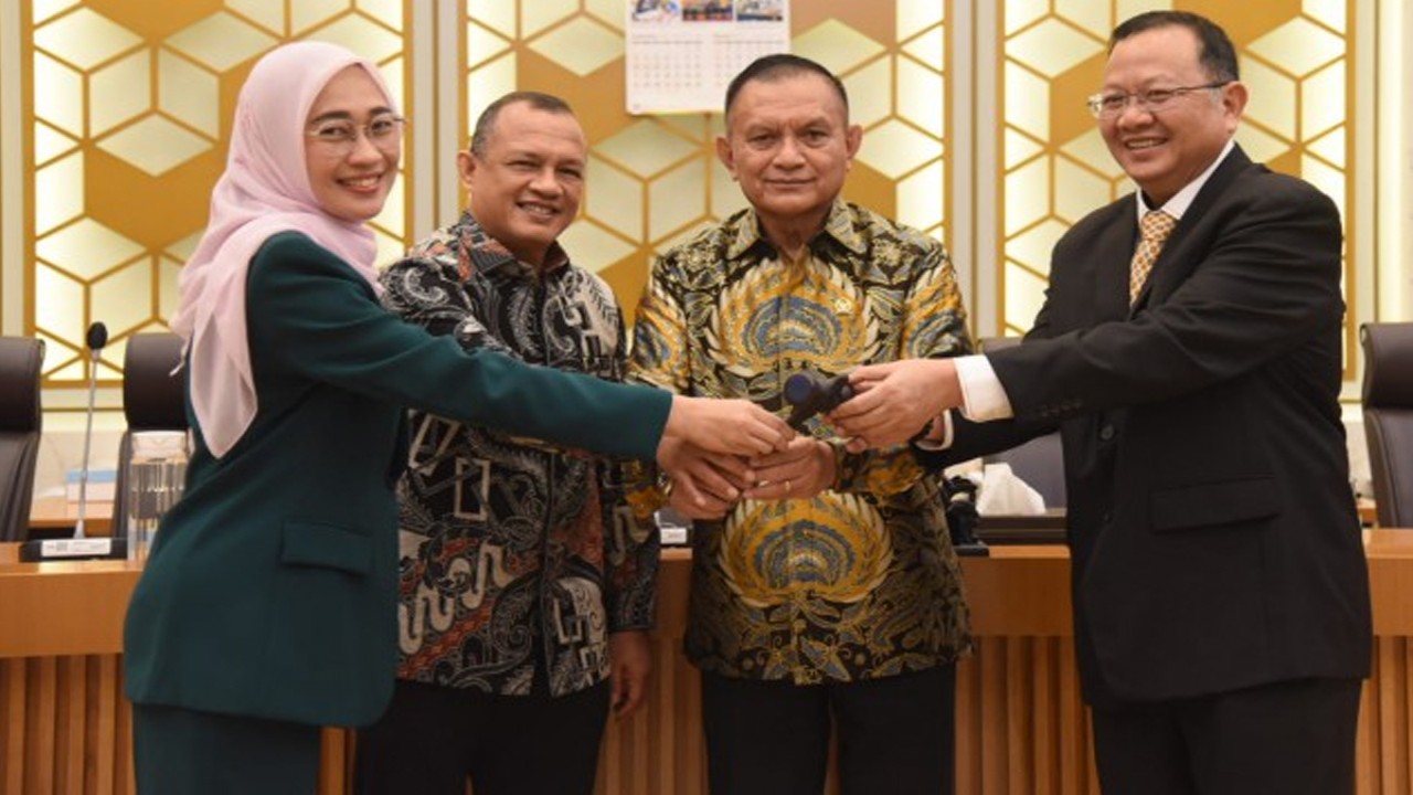 Foto bersama usai Wakil Ketua DPR RI Lodewijk F. Paulus melantik Budhy Setiawan (dua dari kiri) sebagai Wakil Ketua Komisi IV DPR RI mewakili Fraksi Partai Golkar di Gedung Nusantara, Senayan, Jakarta, Kamis (31/8/2023). Foto: Arief/nr