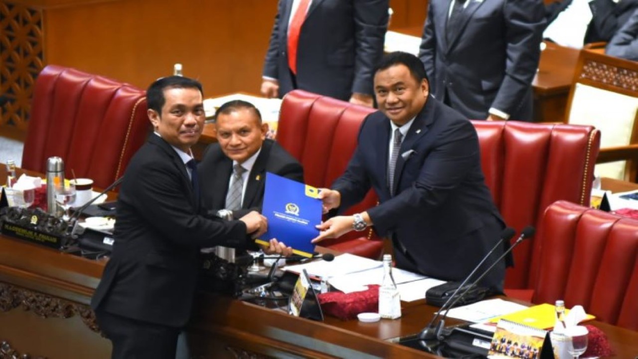 Anggota Komisi XI DPR RI, Fauzi Amro saat menyerahkan pandangan Fraksi Partai Nasdem atas RAPBN 2024 dalam Rapat Paripurna di Gedung Nusantara II, Senayan, Jakarta, Selasa (22/8/2023). (Runi/nr)