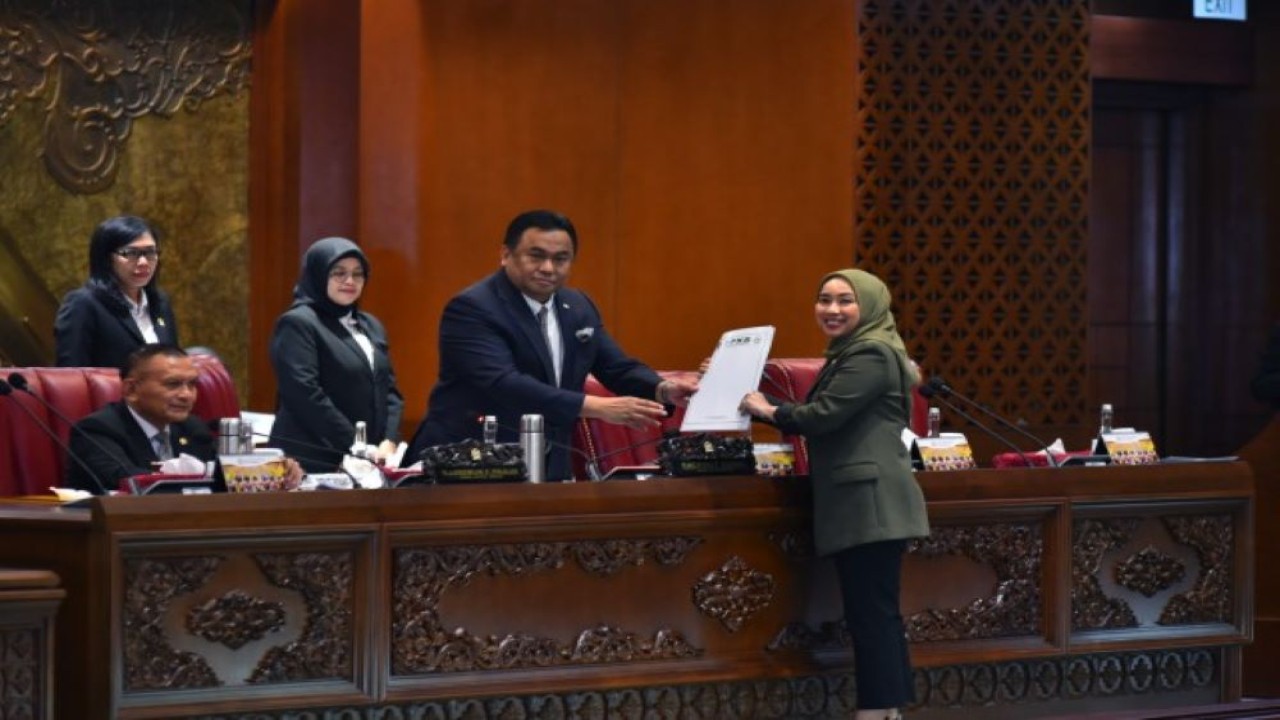 Anggota DPR RI Ratna Juwita Sari saat menyerahkan pandangan Fraksi PKB atas RAPBN 2024 dalam Rapat Paripurna di Gedung Nusantara II, Senayan, Jakarta, Selasa (22/8/2023). (Kresno/nr)