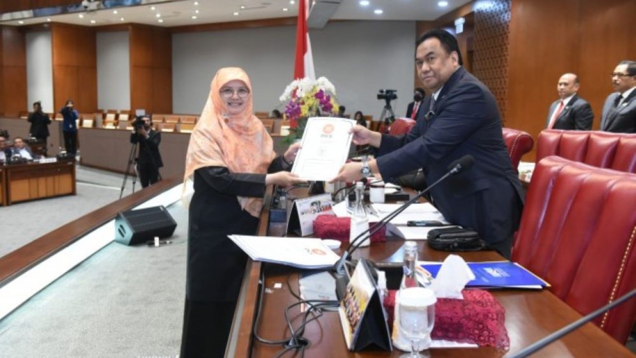 Anggota DPR RI Diah Nurwitasari saat menyerahkan pandangan Fraksi PKS atas RAPBN 2024 dalam Rapat Paripurna di Gedung Nusantara II, Senayan, Jakarta, Selasa (22/8/2023). (Jaka/nr)