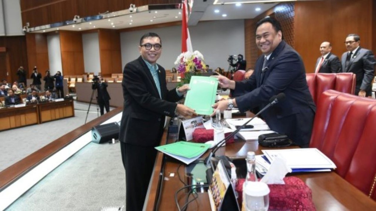 Anggota DPR RI Fraksi PPP Achmad Baidowi saat menyerahkan pandangan Fraksi PPP atas RAPBN 2024 dalam Rapat Paripurna di Gedung Nusantara II, Senayan, Jakarta, Selasa (22/8/2023). (Jaka/nr)