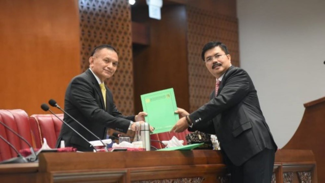 Anggota DPR RI Muhammad Aras saat menyerahkan padangan F-PPP atas RUU tentang Pertanggungjawaban atas Pelaksanaan APBN Tahun Anggaran 2022 pada Rapat Paripurna di Gedung Nusantara II, Senayan, Jakarta, Kamis (24/8/2023). (Arief/nr)