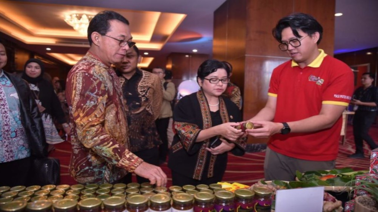 Anggota Komisi XI DPR RI Gus Irawan Pasaribu saat meninjau salah satu UMKM pada kunres Komisi XI di Medan, Sumatera Utara, Senin (7/8/2023). (Munchen/nr)