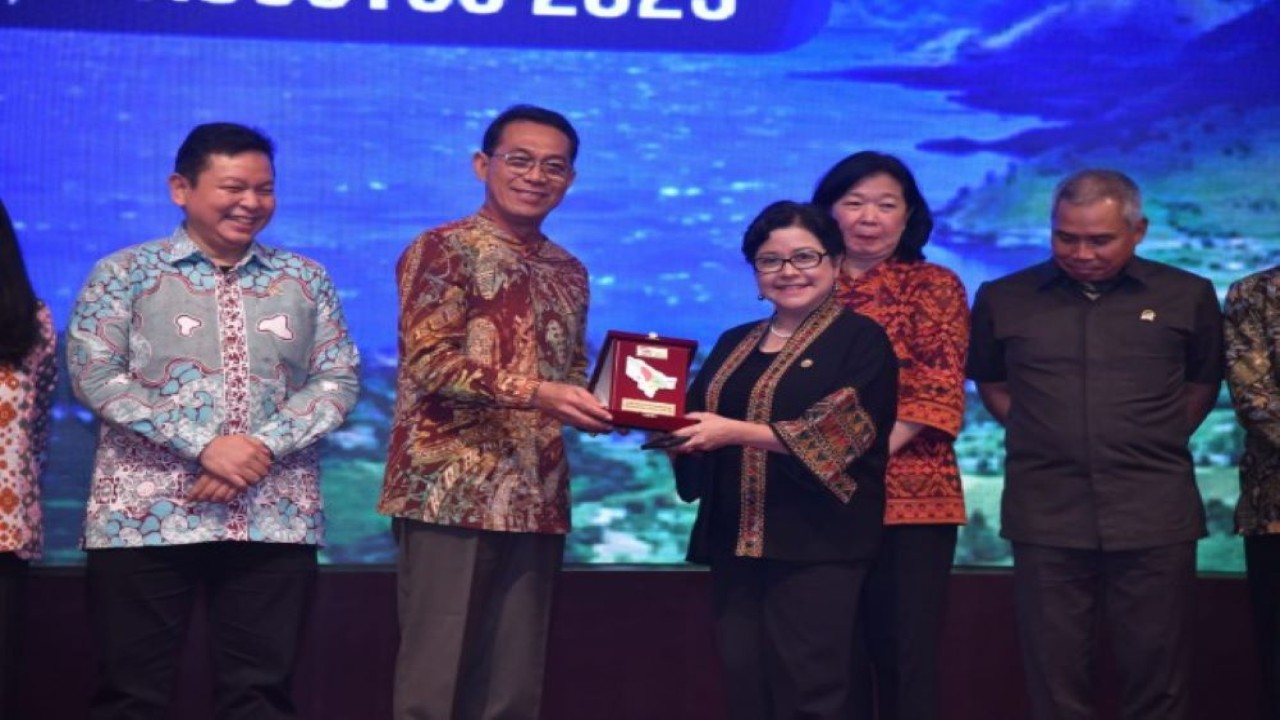 Anggota Komisi XI DPR RI Gus Irawan Pasaribu saat bertukar cenderamata usai rapat Kunres Komisi XI di Medan, Sumatera Utara, Senin (7/8/2023). (Munchen/nr)