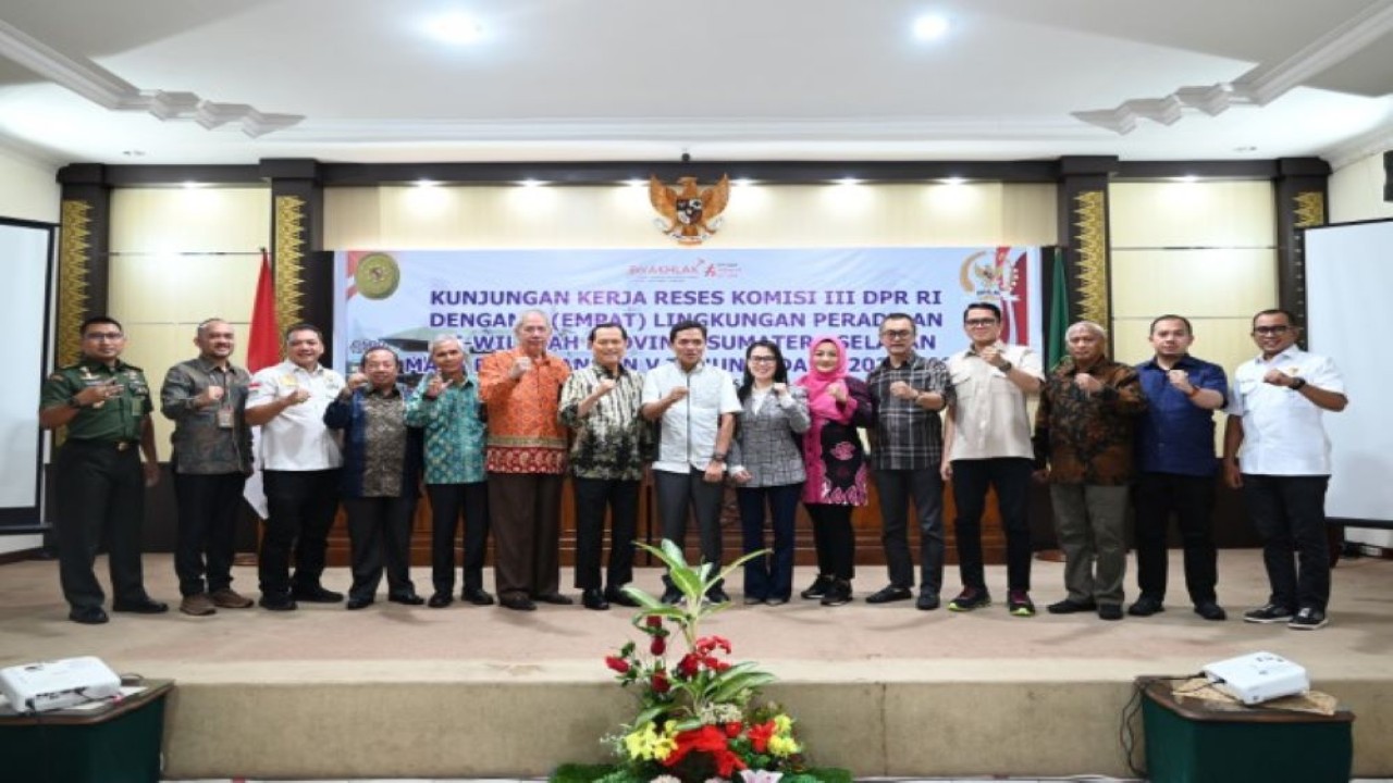 Wakil Ketua Komisi III DPR Habiburokhman dalam foto bersama usai Kunjungan Kerja Reses Komisi III DPR ke Palembang, Provinsi Sumatera Selatan, Kamis (10/8/2023). (Saum/nr)