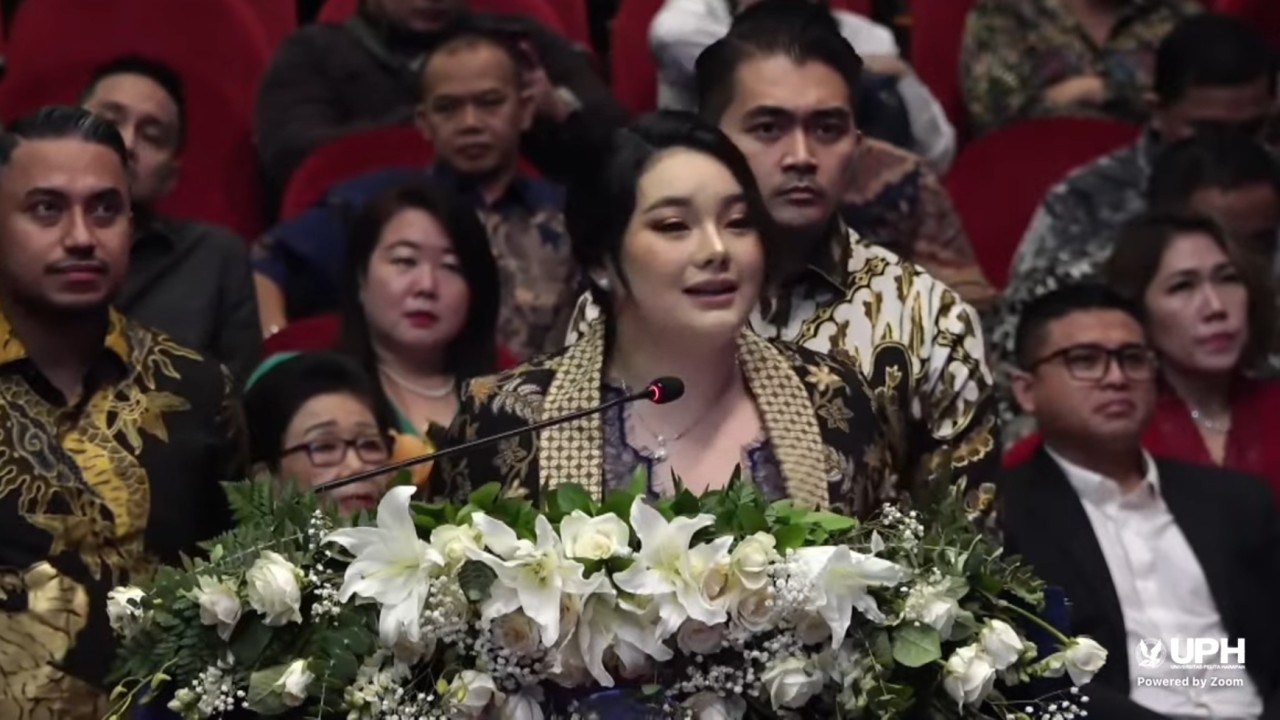 Anggota DPR RI Hillary Brigitta Lasut saat sidang promosi doktor hukum dari Universitas Pelita Harapan (UPH) Karawaci.