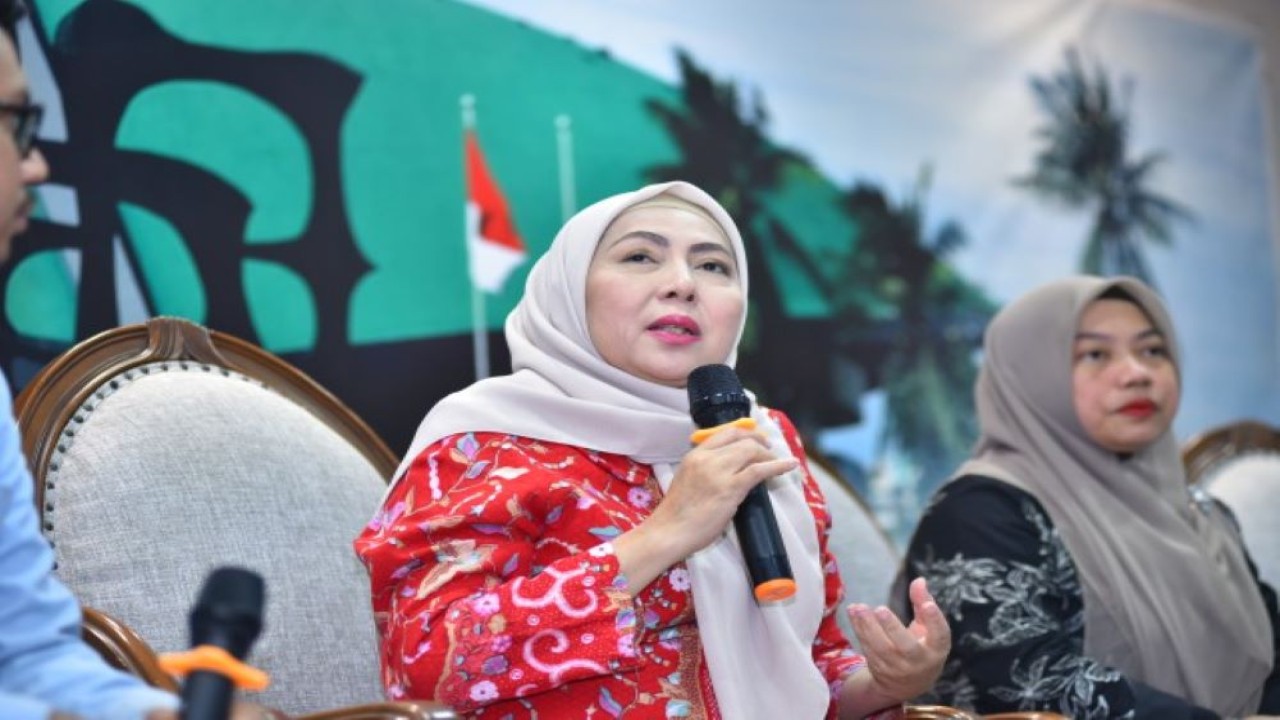 Anggota BKSAP DPR RI Himmatul Aliyah saat menjadi narasumber dalam diskusi bertajuk "Keterwakilan Perempuan dalam Politik" di Media Center DPR RI, Senayan, Jakarta, Kamis (3/8/2023). (Kresno/nr)