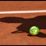 ilustrasi - Bola resmi turnamen tenis dengan bayang-bayang seorang pemain tenis diatas tanah. ANTARA/Shutterstock/pri.-1691725853