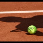 ilustrasi - Bola resmi turnamen tenis dengan bayang-bayang seorang pemain tenis diatas tanah. ANTARA/Shutterstock/pri.-1692085689
