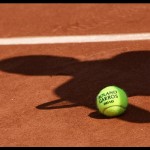 ilustrasi - Bola resmi turnamen tenis dengan bayang-bayang seorang pemain tenis diatas tanah. ANTARA/Shutterstock/pri.-1692588724